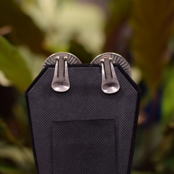 Vintage Silver-Tone Floral Leaf Round Shield Clip-On Earrings Retro Chic - Picture 4 of 4